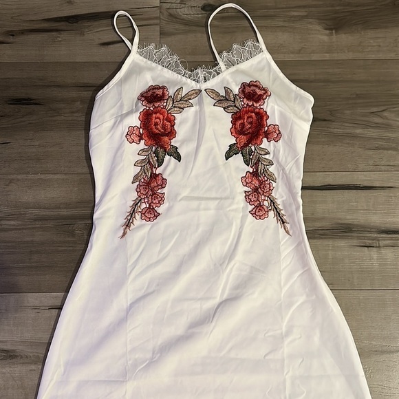 Beautiful embroidered small slip dress - Picture 3 of 4